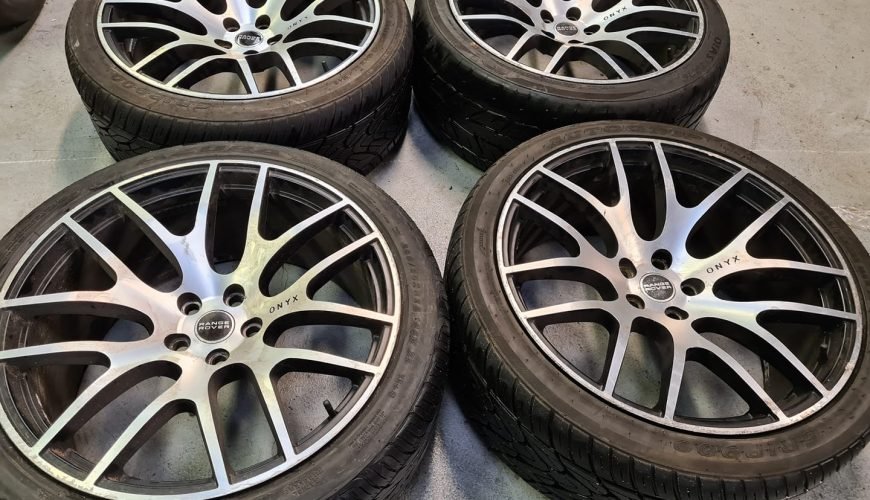1-4-3bxuk0a5p5m6c3asug9yq2.jpg 22" GENUINE ONYX ALLOY WHEELS / TYRES – RANGE ROVER - Image 1