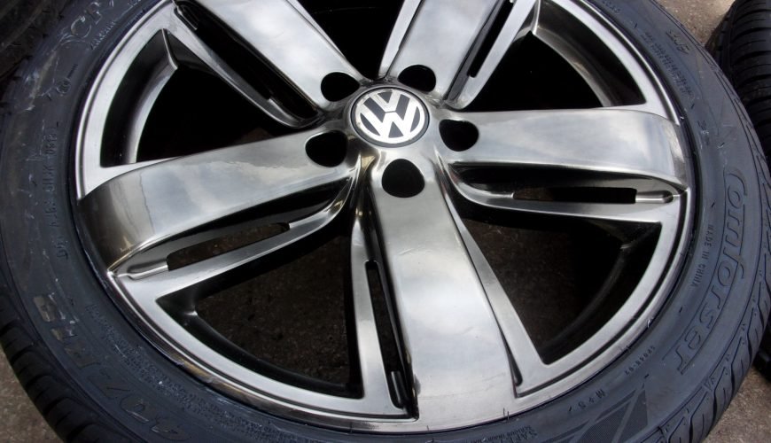 108_0326-38l9d8nkaegcga0a9w4d8q.jpg 19" GENUINE VOLKSWAGEN HIGHLINE ALLOY WHEELS / NEW TYRES - Image 1