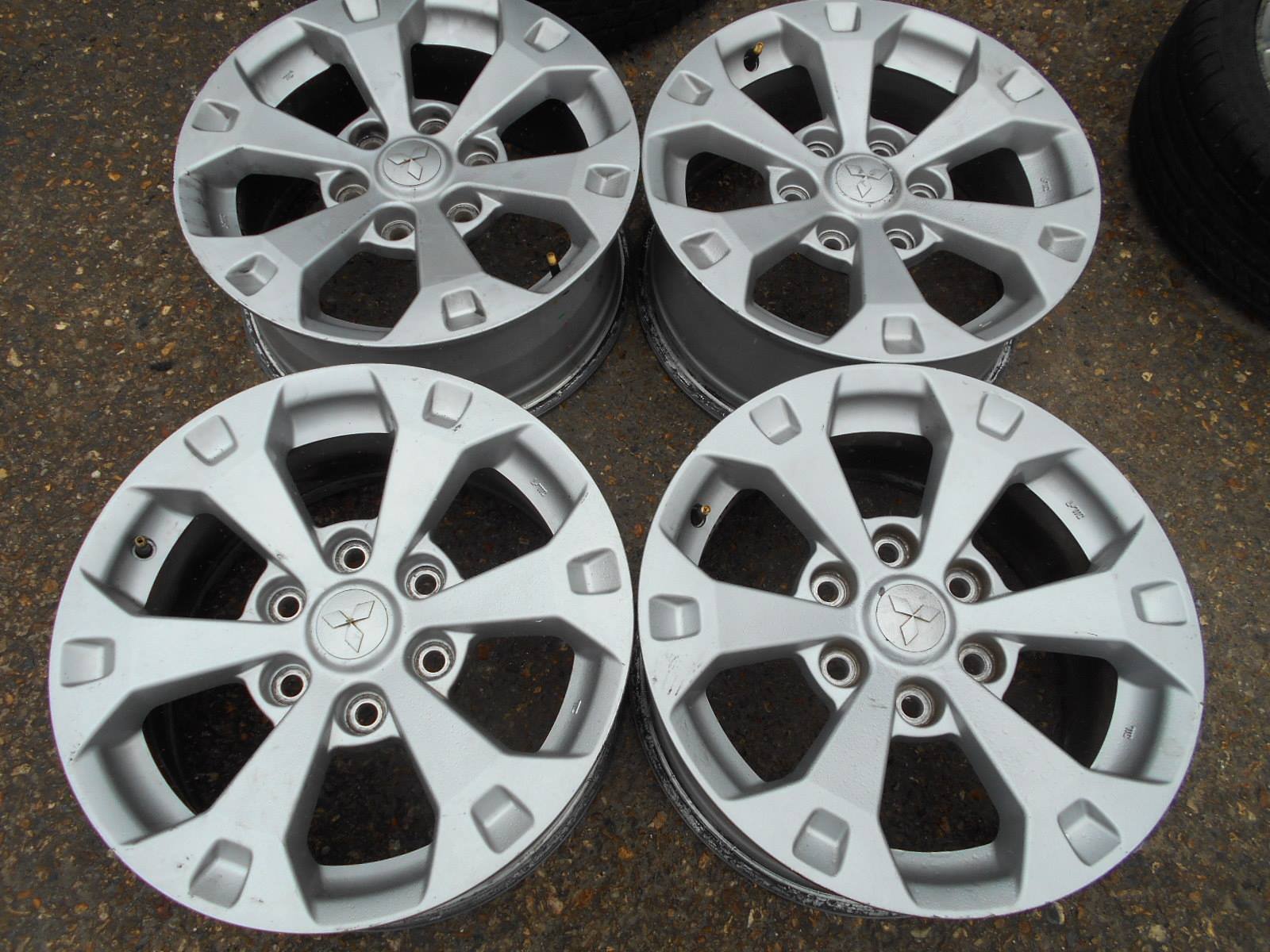 31189970_1617130145074364_4911903154380996608_o.jpg 17" MITSUBISHI L200 BARBARIAN ALLOY WHEELS - Image 1