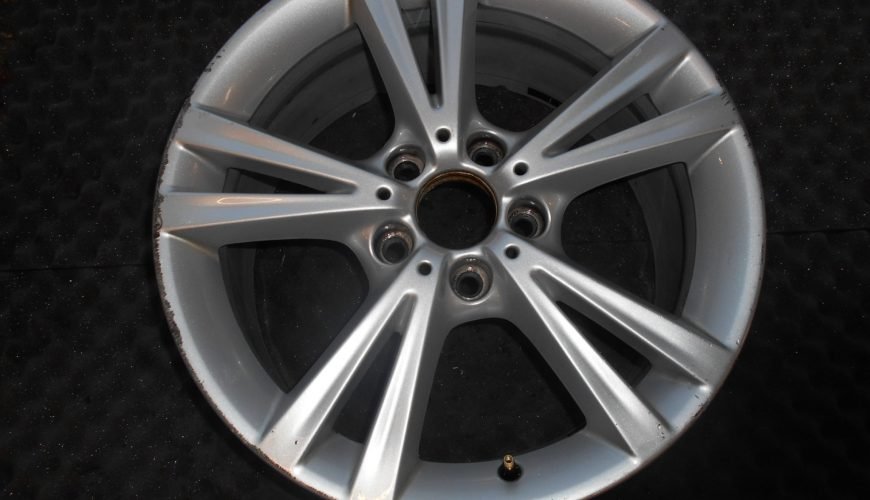 DSCN1657-332rv46iqsr99weysz1h56.jpg 18" GENUINE BMW STYLE 385 ALLOY WHEEL - Image 1