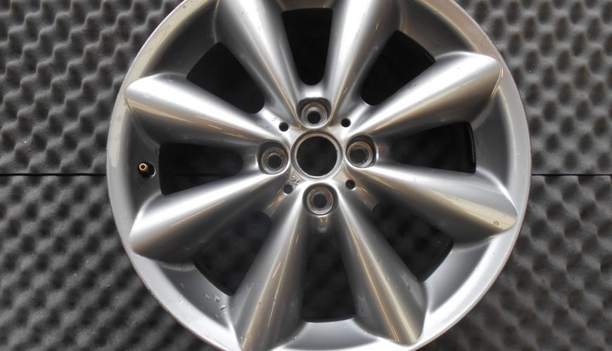 DSCN1712-332rt9glxfq9k5219zvax6.jpg 17" GENUINE BMW MINI COOPER S ALLOY WHEEL - Image 1
