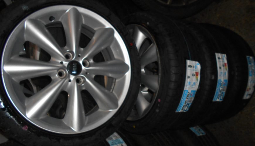 DSCN1732-332njxosk8nukzzels2pze.jpg 17″ GENUINE BMW MINI COOPER S ALLOY WHEELS – NEW TYRES - Image 1