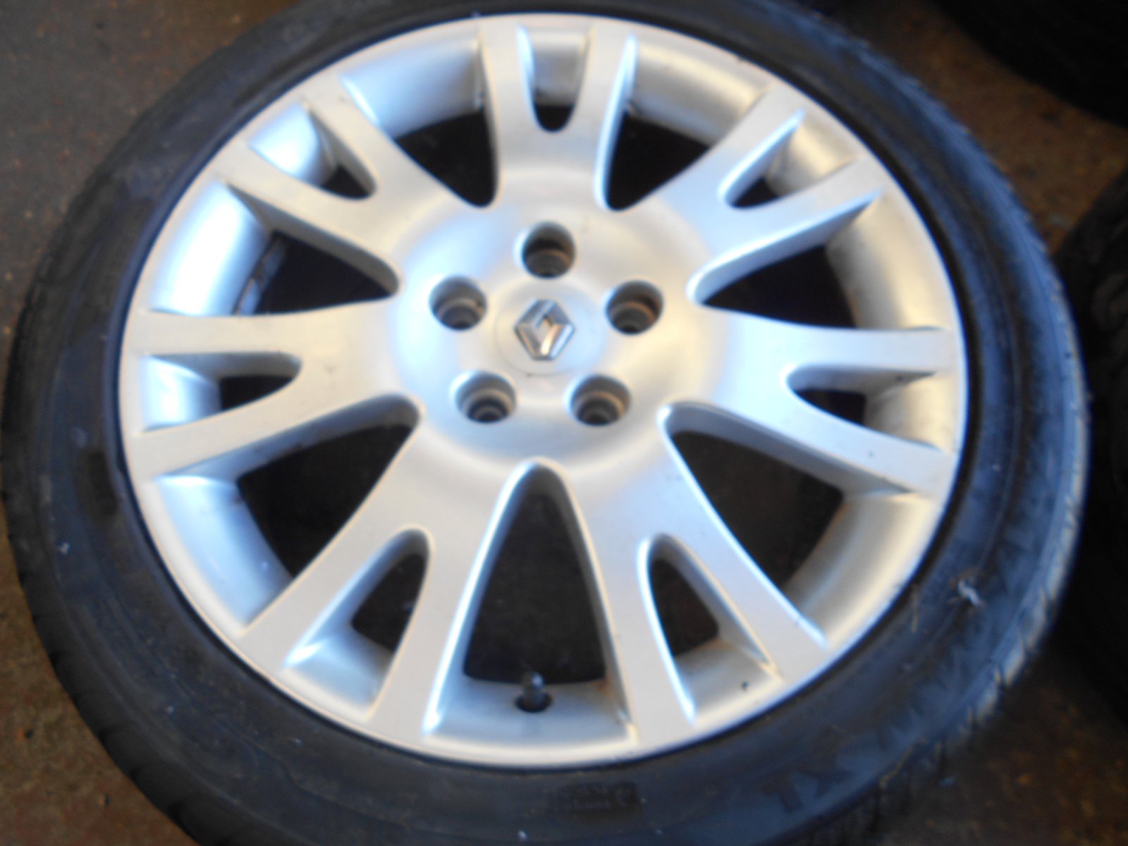 DSCN1976.jpg 17" GENUINE RENAULT ALLOY WHEELS / TYRES - Image 1