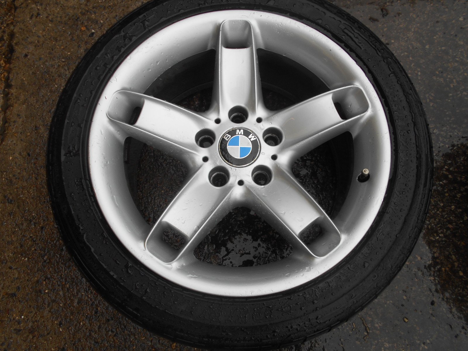 DSCN2030.jpg 17" GENUINE BMW STYLE 49 ALLOY WHEELS / TYRES - Image 1